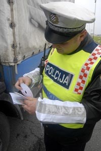 Slika PU_DN/policajac_pise_kaznu_uspravna.jpg